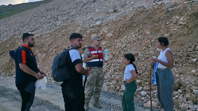 Tunceli'de dağlık alanda yolunu kaybeden 9 kişi ekiplerce bulundu