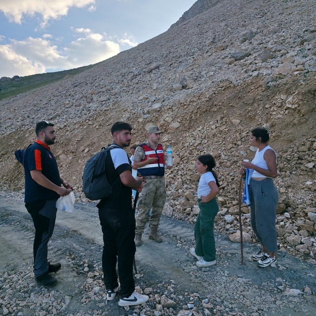 Tunceli'de dağlık alanda yolunu kaybeden 9 kişi ekiplerce bulundu