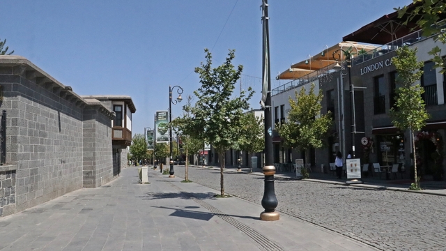 Diyarbakır'da termometreler 49 dereceyi gösterdi, sokaklar boş kaldı