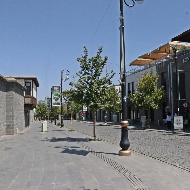 Diyarbakır'da termometreler 49 dereceyi gösterdi, sokaklar boş kaldı