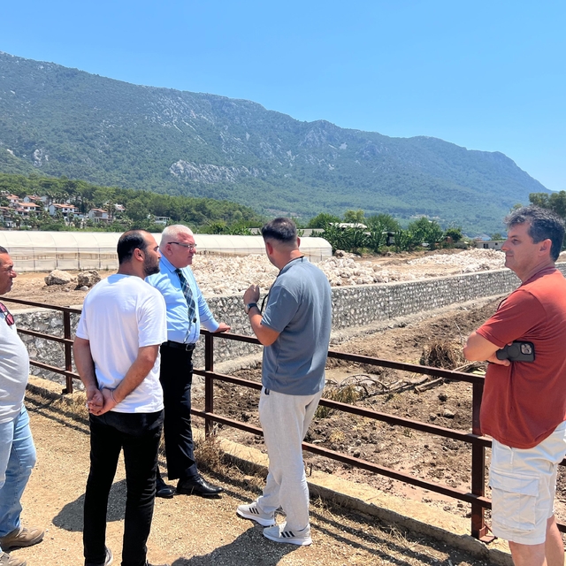 Kumluca Kaymakamı Güneş, Karaöz'deki dere ıslah çalışmalarını inceledi