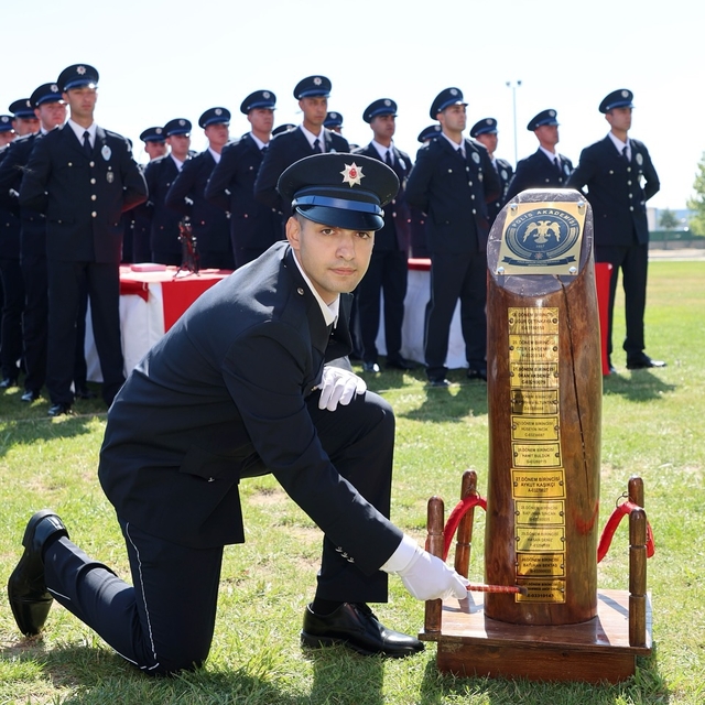 Afyonkarahisar'da eğitimlerini tamamlayan 225 polis adayı mezun oldu