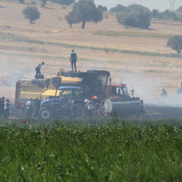 Beyşehir'de biçerdöverde çıkan yangın söndürüldü