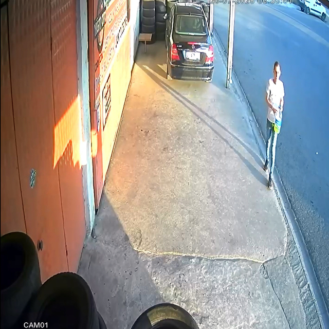 İş yerinin önündeki oto lastiklerini ateşe verdi; o anlar kamerada