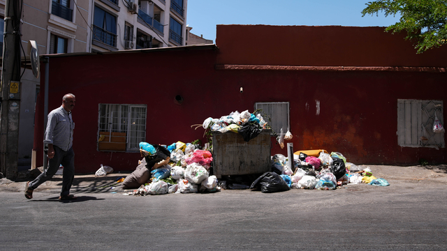 İzmir Konak'ta çöplerin toplanmaması tepkilere neden oluyor