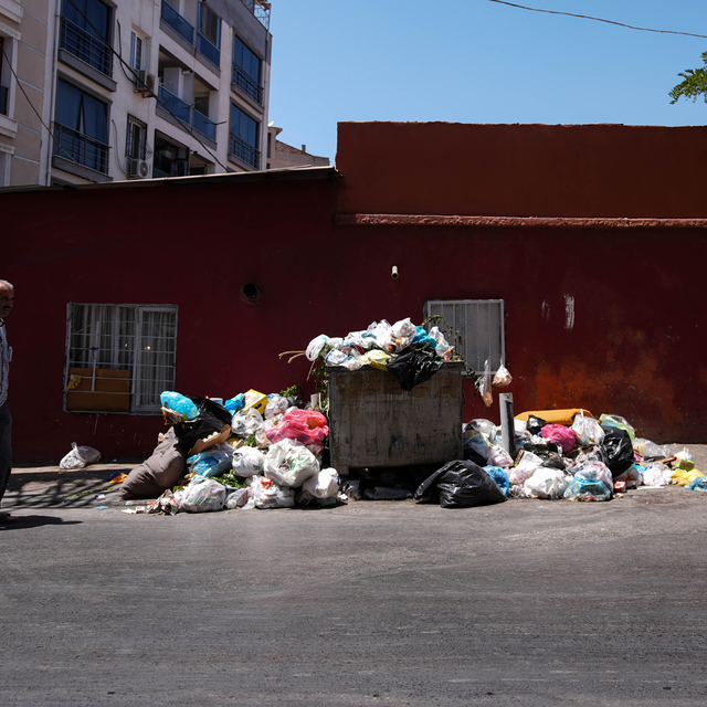İzmir Konak'ta çöplerin toplanmaması tepkilere neden oluyor