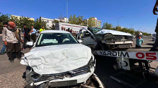 Şanlıurfa'da iki otomobilin çarpıştığı kazada 1 kişi öldü, 4 kişi yaralandı