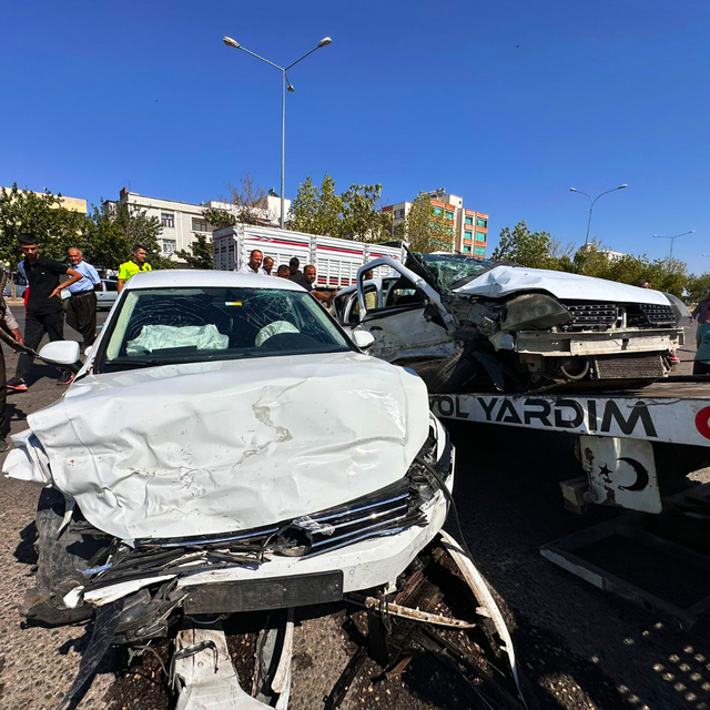 Şanlıurfa'da iki otomobilin çarpıştığı kazada 1 kişi öldü, 4 kişi yaralandı