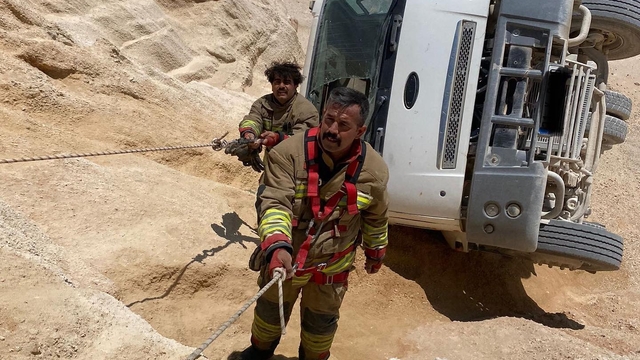Hatay'da devrilen kamyonun şoförü yaralandı