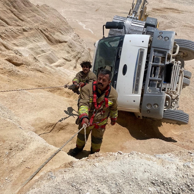 Hatay'da devrilen kamyonun şoförü yaralandı