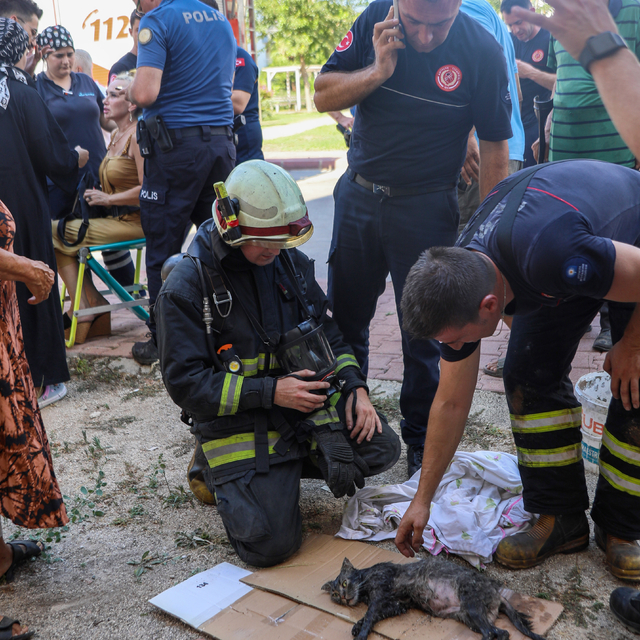 Yanan evini görünce bayıldı, dumandan etkilenen kedisine itfaiye eri oksije...