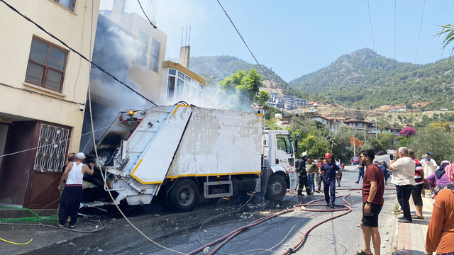 Antalya'da çöp kamyonunun park halindeki 2 araca çarpmasıyla çıkan yangın söndürüldü