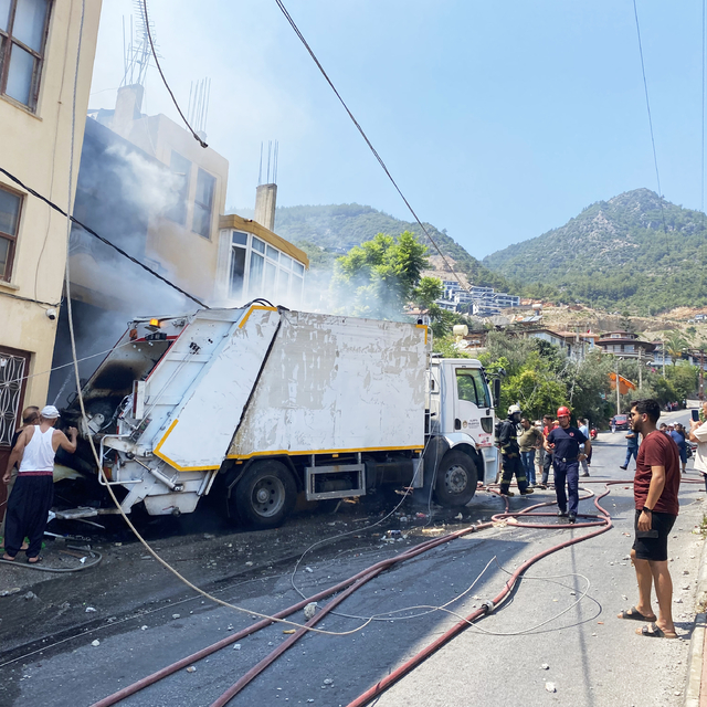 Antalya'da çöp kamyonunun park halindeki 2 araca çarpmasıyla çıkan yangın s...