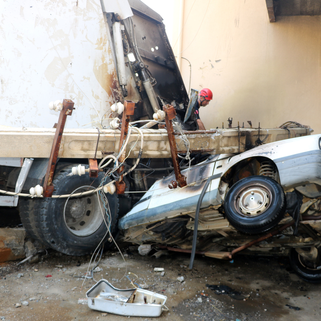 Freni boşalan çöp kamyonu direği devirip, 2 otomobili ezdi, çıkan yangın bü...