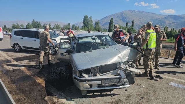Erzincan'da 3 aracın karıştığı zincirleme kazada 5 kişi yaralandı