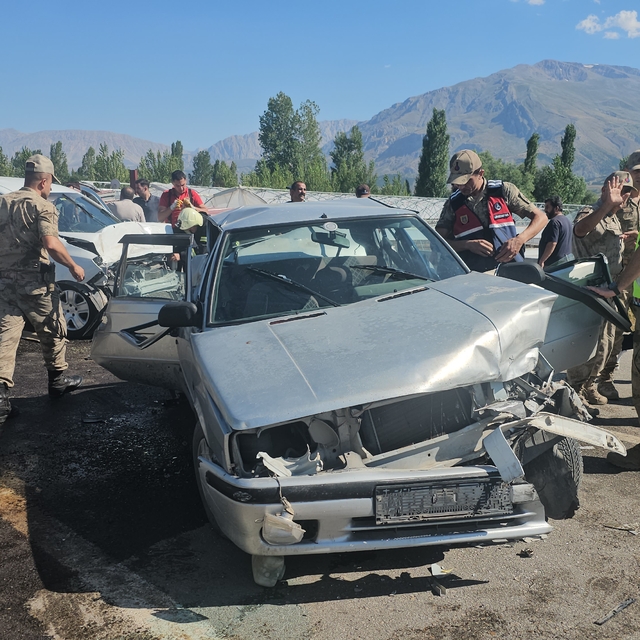 Erzincan'da 3 aracın karıştığı zincirleme kazada 5 kişi yaralandı