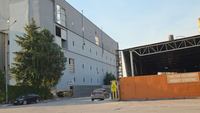 Bursa'da binanın çatısından düşen işçi ağır yaralandı