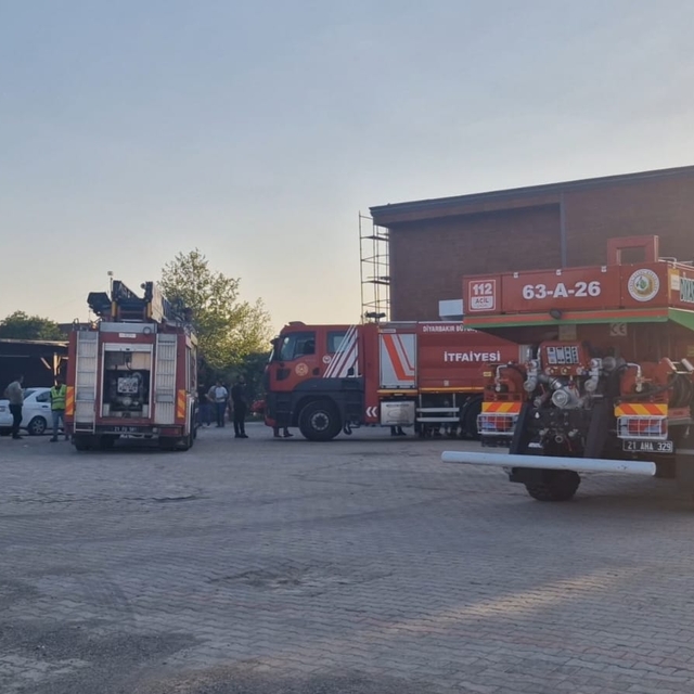 Diyarbakır'da kafede çıkan yangın ormanlık alana sıçramadan söndürüldü