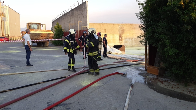 Kocaeli'de kükürt deposunda korkutan yangın