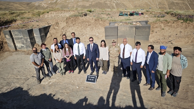Bitlis Valisi Karakaya, Kef Kalesi'deki kazı alanında incelemede bulundu