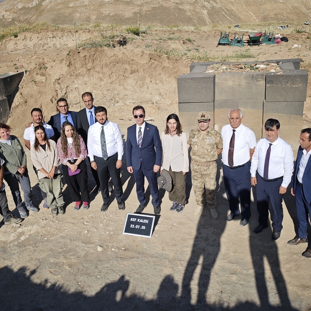 Bitlis Valisi Karakaya, Kef Kalesi'deki kazı alanında incelemede bulundu