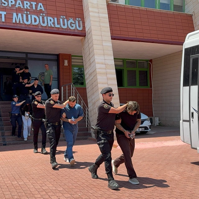 Isparta'da 3 kişinin yaralandığı "yan bakma" meselesinde 2 kişi tutuklandı
