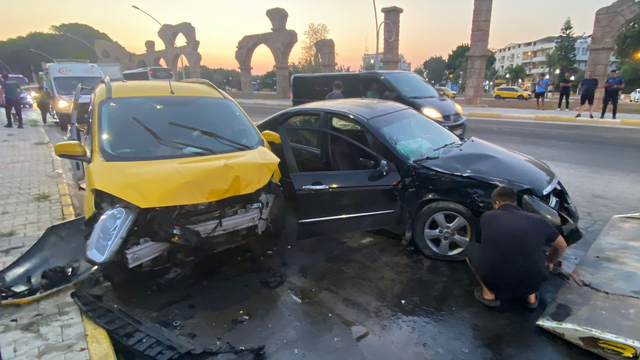 Antalya'da 2 aracın çarpıştığı kazada 5'i turist, 7 kişi yaralandı