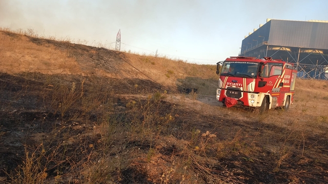 Balıkesir'de arazide çıkan yangına müdahale ediliyor