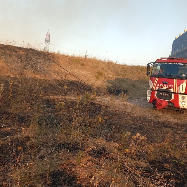 Balıkesir'de arazide çıkan yangına müdahale ediliyor