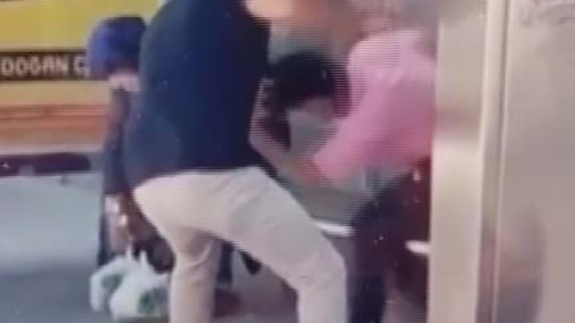 Komşusunun kızını otobüs durağında tornavida ile yaraladı; o anlar kamerada