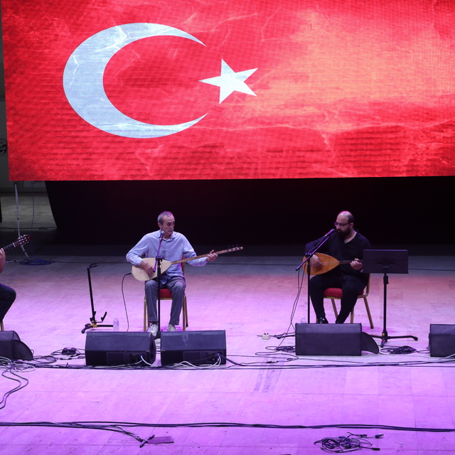 Sanatçı Cengiz Özkan, Hatay'daki konserini şehitler nedeniyle yarıda kesti