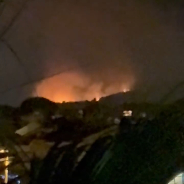 İzmir'de çöplükte çıkan yangın makilik alana sıçradı