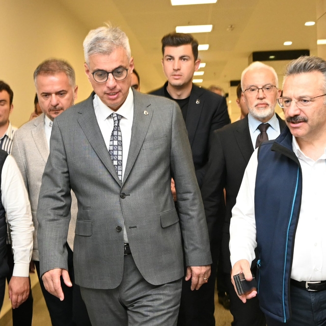 Bakan Memişoğlu, Eskişehir'deki orman yangınında yaralanan orman işçisini h...