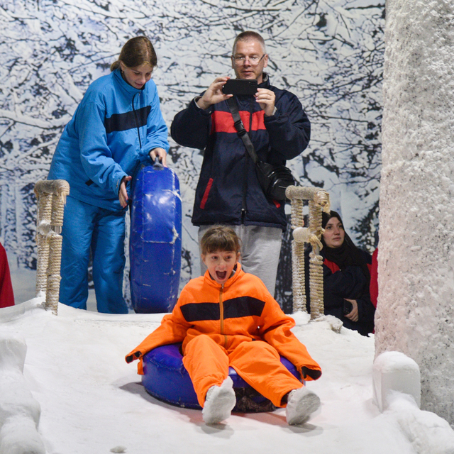 Antalya'da 40 derece sıcaktan bunalanlar, eksi 2 derecelik 'kar odası'nda s...