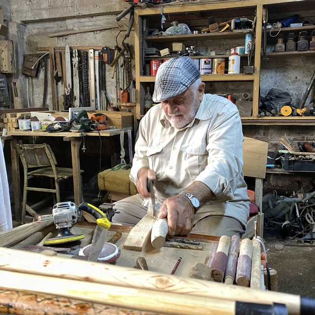 Emekli postacının 'baston' sanatı