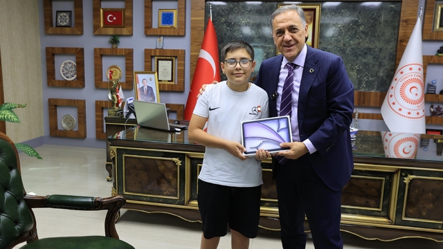 Bingöl Valisi Usta, LGS'de tam puan alan öğrenciyi makamında kabul etti