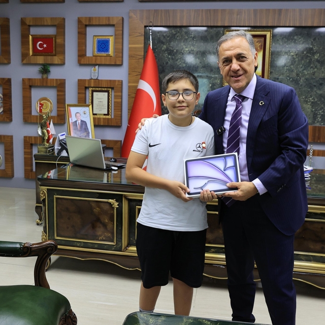 Bingöl Valisi Usta, LGS'de tam puan alan öğrenciyi makamında kabul etti