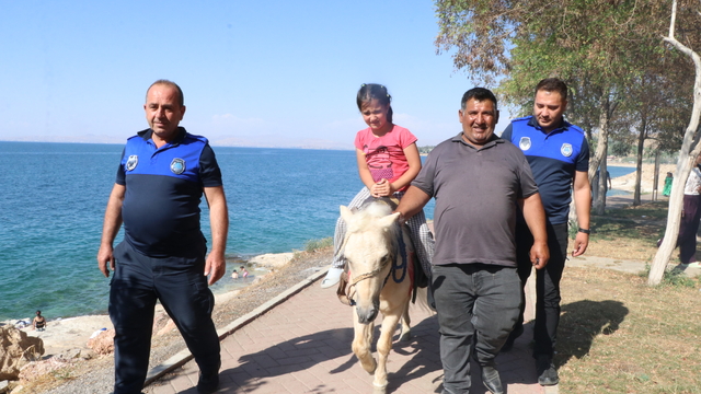 Atlı zabıtanın 'Fındık'ına çocuklardan yoğun ilgi