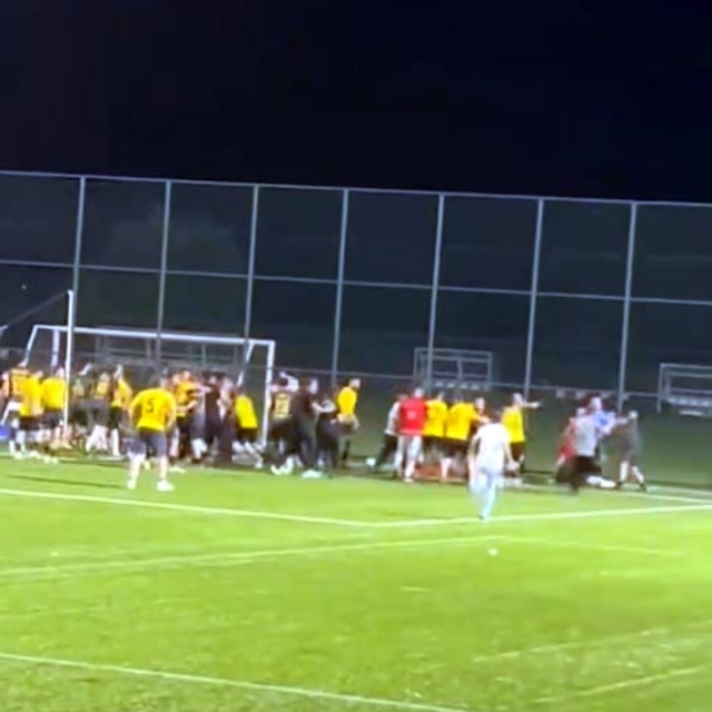 Köy turnuvasında futbolcular tekme tokat birbirine girdi