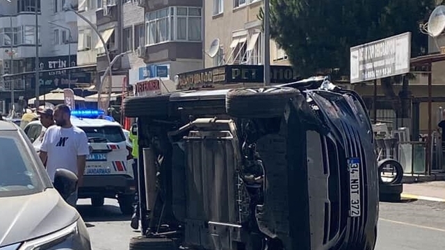 Yalova'da bir aracın 2 otomobile çarptığı anlar güvenlik kamerasında