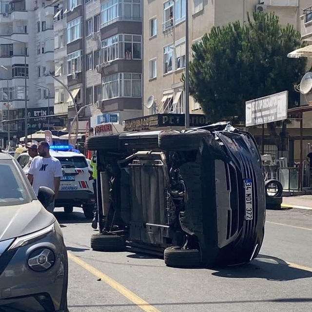 Yalova'da bir aracın 2 otomobile çarptığı anlar güvenlik kamerasında