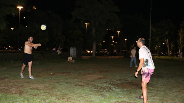 Gündüz dışarıya çıkamayanlar, akşam serinleyen havayla sahile akın etti