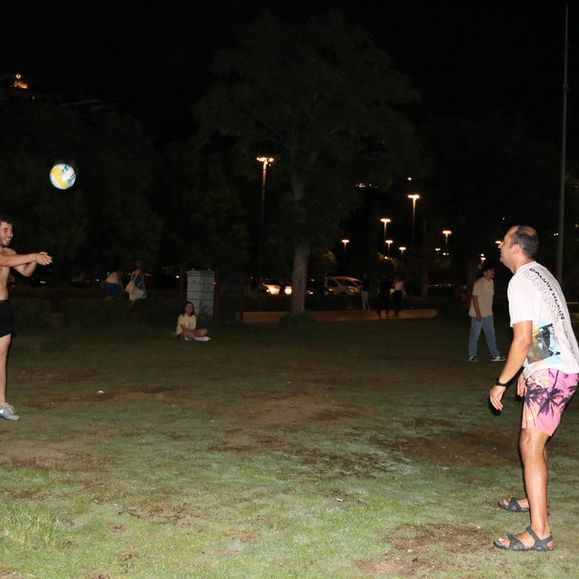 Gündüz dışarıya çıkamayanlar, akşam serinleyen havayla sahile akın etti