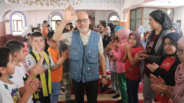 Çocuklardan camilerin 30 yıldır gönüllü temizliğini yapan Dursun Kaçan'a çiçekli ve alkışlı karşılama