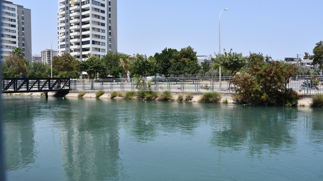 Adana'da sulama kanalında akıntıya kapılan çocuğu inşaat işçisi kurtardı