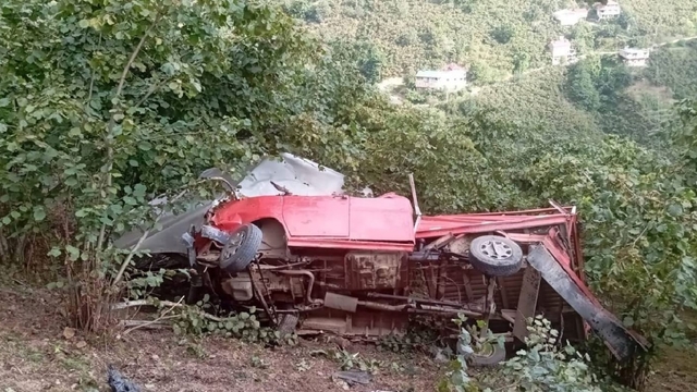 Tarım işçilerini taşıyan kamyonet şarampole yuvarlandı; 1 ölü, 9 yaralı