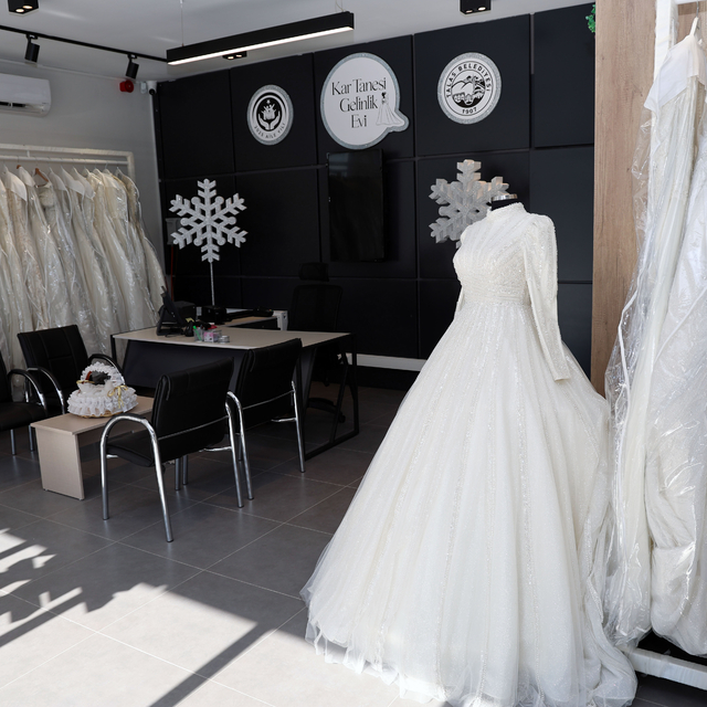 Talas Belediyesinin hayata geçirdiği "Kar Tanesi Gelinlik Evi" ilgi görüyor