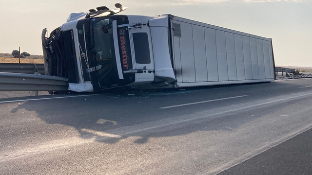 Edirne'de devrilen tırın sürücüsü yaralandı