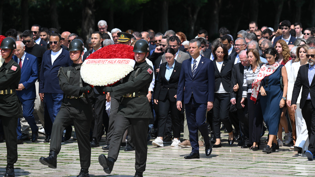 CHP Genel Başkanı Özel, Lozan Barış Antlaşması'nın 102. yılı dolayısıyla Anıtkabir'i ziyaret etti