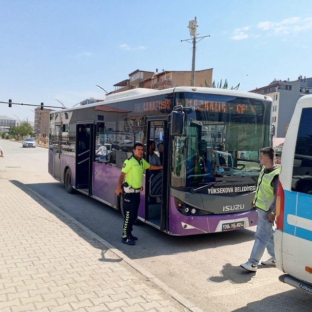 Yüksekova'da polis ve zabıta ekipleri trafik denetimi yaptı
